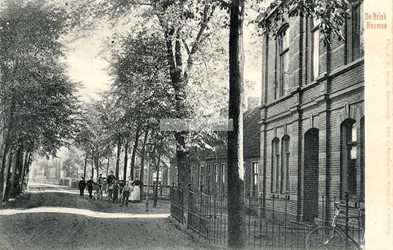 <p>In 1881 wordt het huidige pand De Brink 30 gebouwd als notariskantoor. De prentbriefkaart uit 1909 geeft een overzicht van de weg naar de brug, die aan weerszijden door bomen werd geflankeerd (beeldbank archief Hardenberg). </p>
